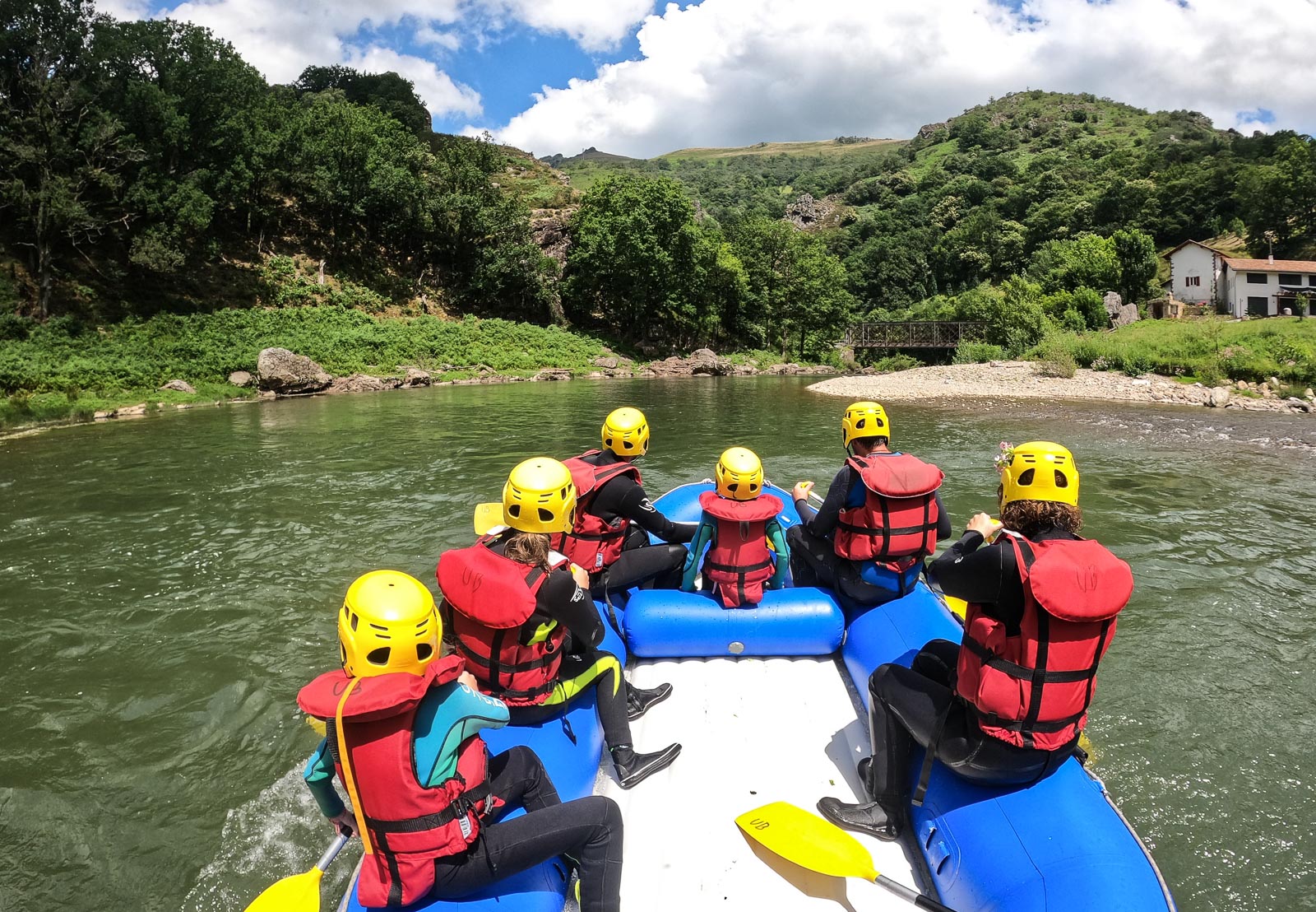 Rafting down the Nive: emotions and adrenaline!