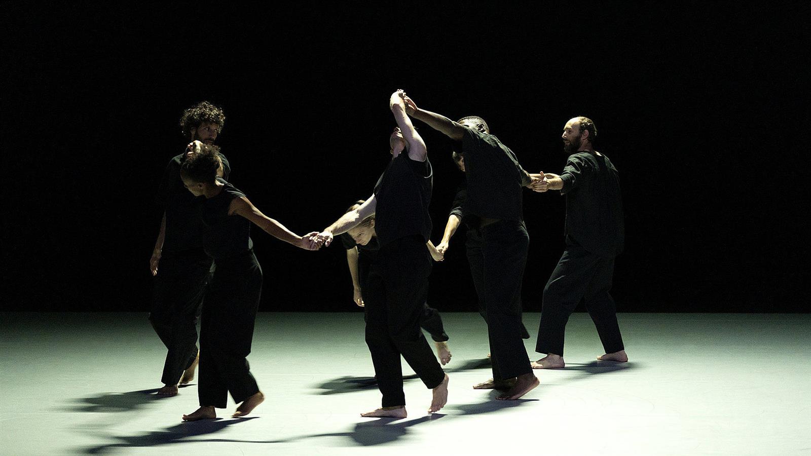 "À l'ombre d'un vaste détail, hors tempête." C ...