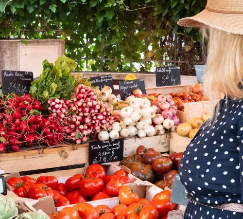 Marché aux produits de bouche et créateurs