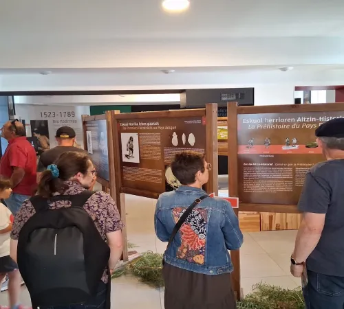 Visite du centre d'interprétation Mehaka sur la Basse Navarre en français.