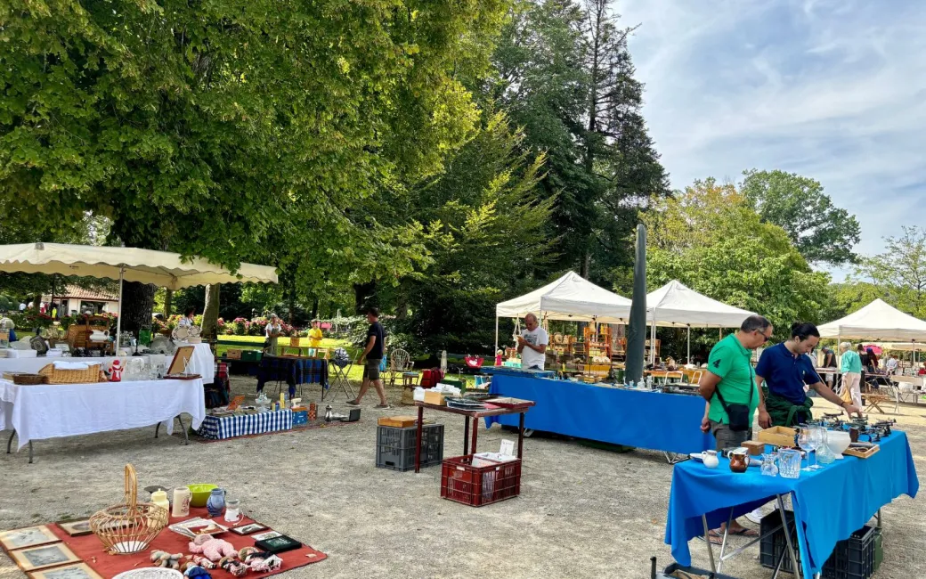 Marché à la brocante - Crédit: Marché à la brocante Cambo-les-Bains | CC BY-NC-ND 4.0