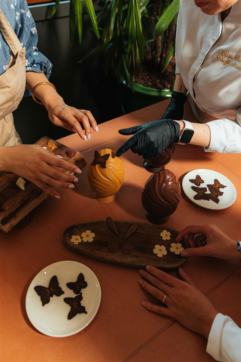 Atelier de décoration d’œufs en chocolat à Mai ...