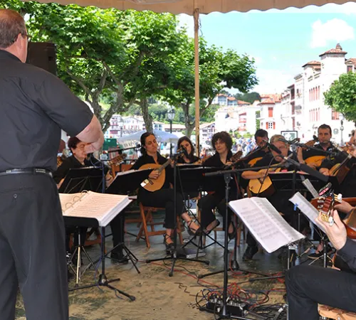 Animation musicale au kiosque avec l'Estudiantina