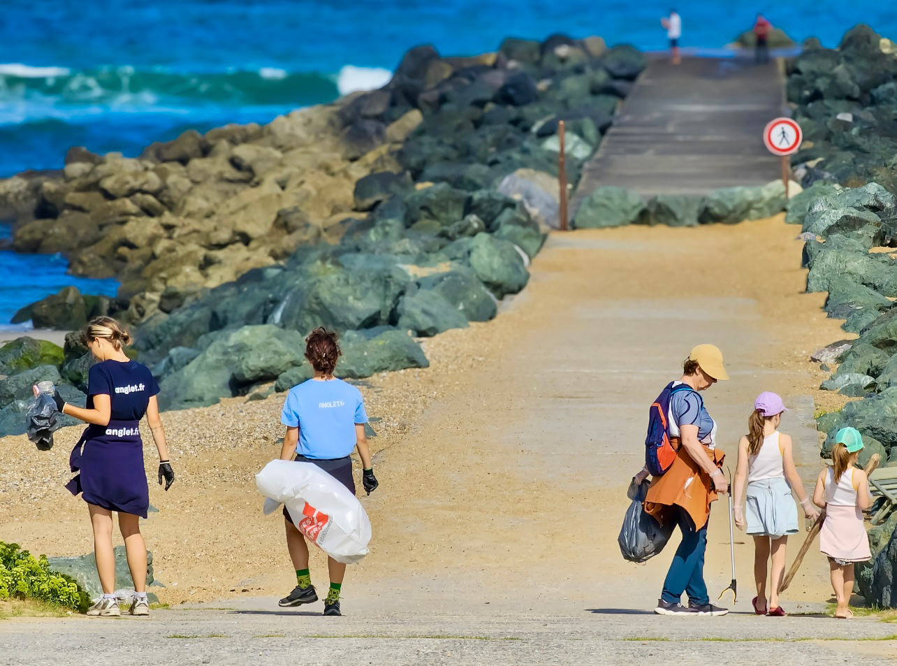 Collecte de déchets sur la plage
