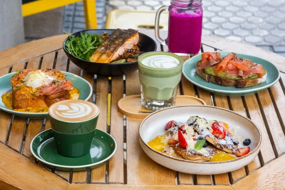 Un café-restaurant proposant une cuisine saine ...