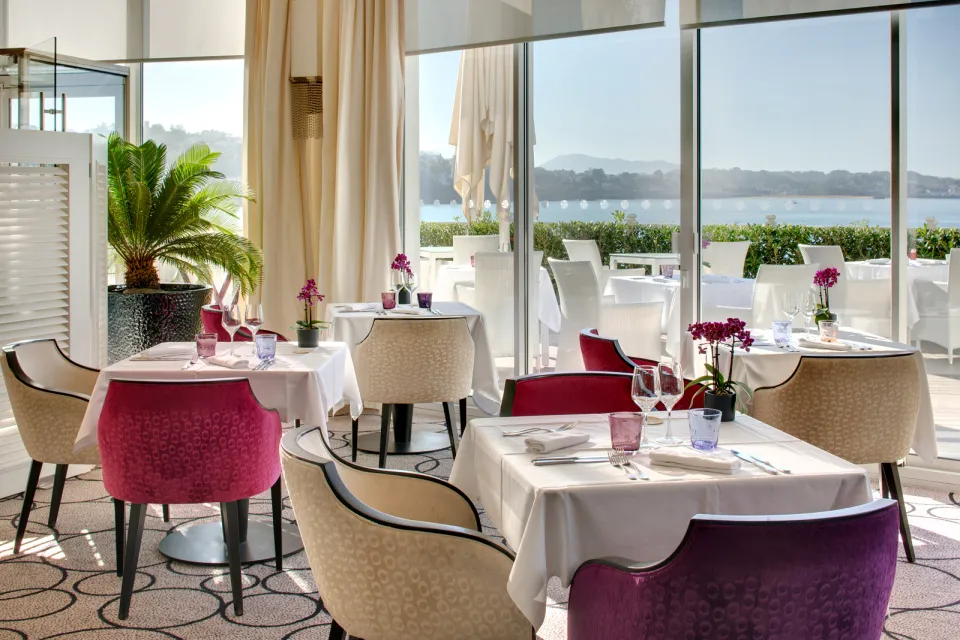 Aho Fina, The Table of the Grand Hotel