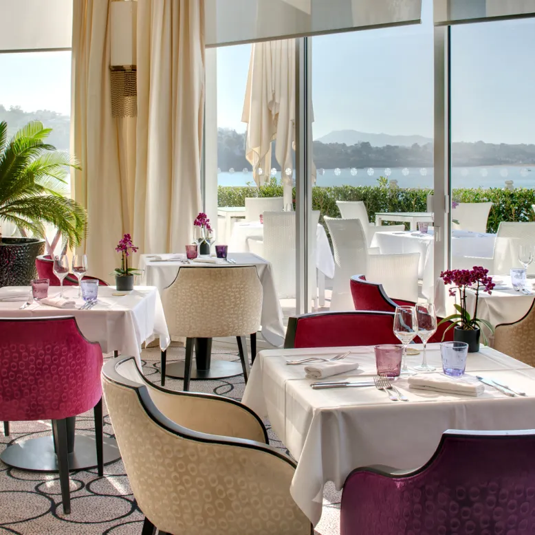 Aho Fina, The Table of the Grand Hotel