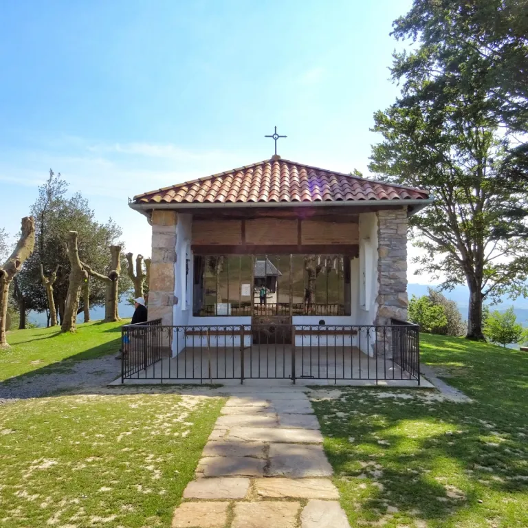 Ainhoa: Hawthorn Chapel hike