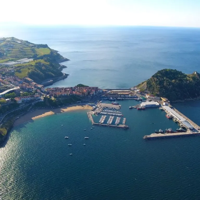 Getaria: walk through a picturesque medieval v ...