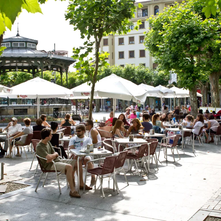 Irun: Heritage, nature and shopping walk!
