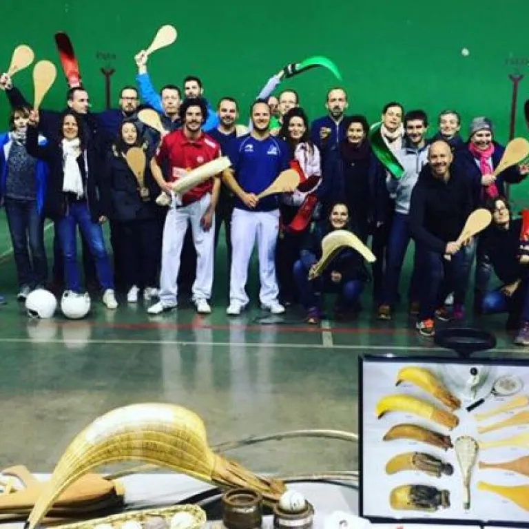 Discovering a speciality of the basque pelota: ...