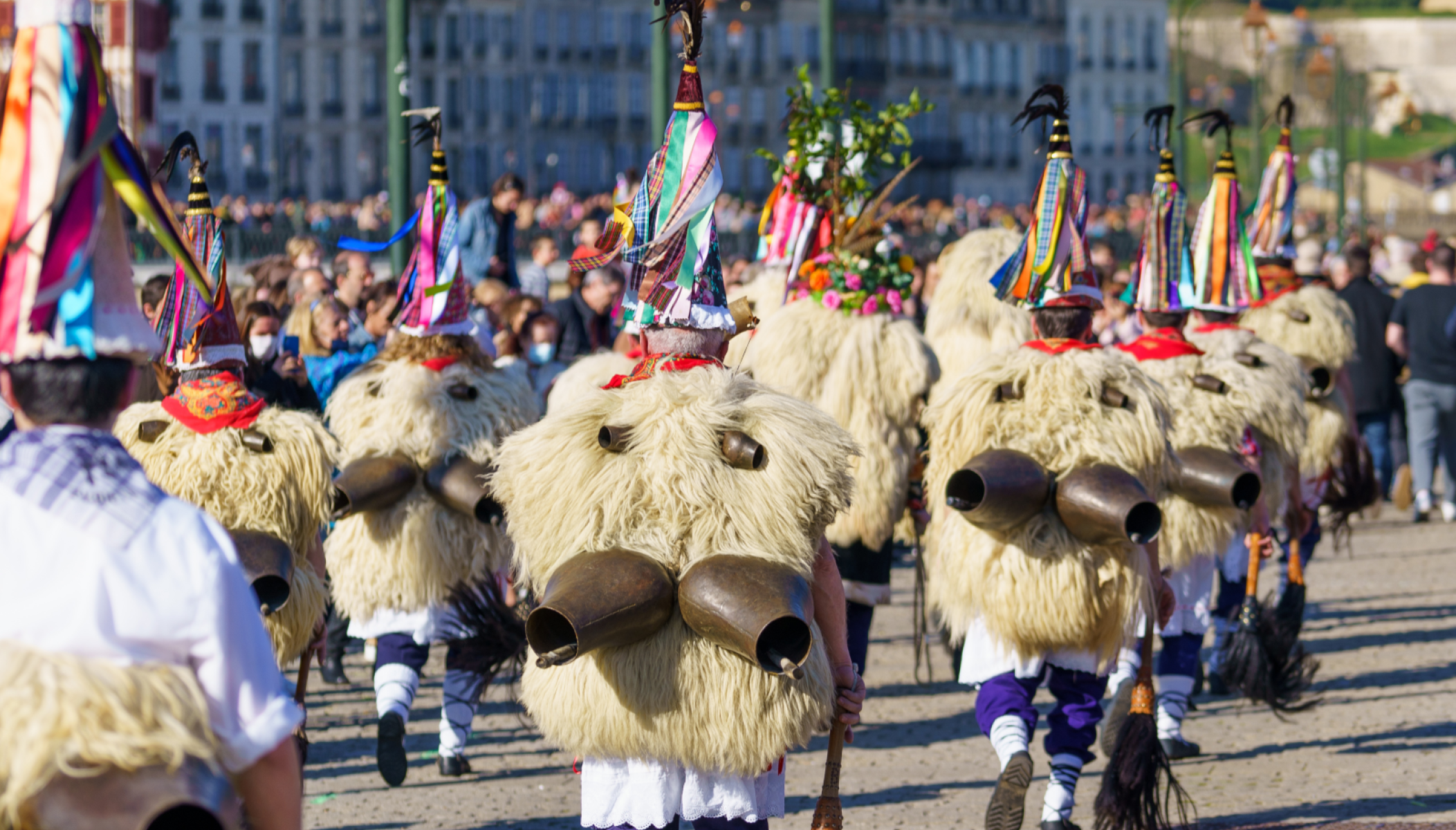 Les carnavals basques, une tradition colorée au mois de février