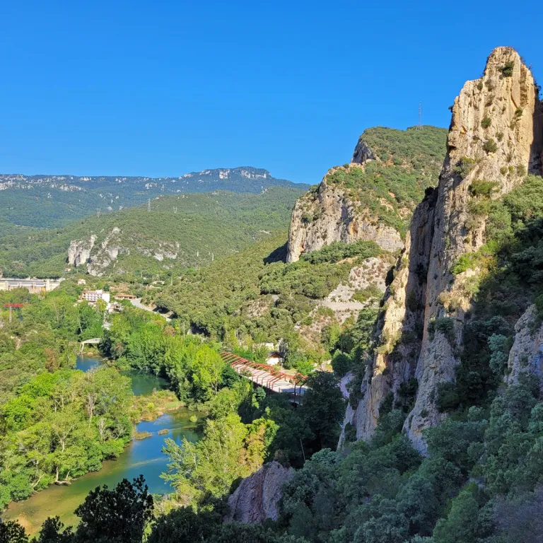 The Harri Gorri via ferrata in Sobrón and its ...