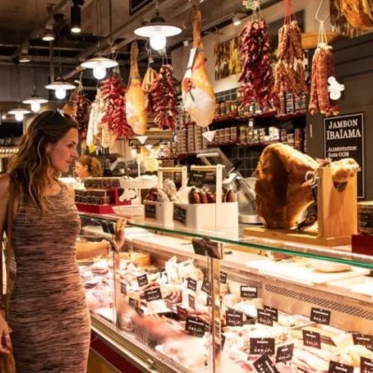 A delicious experience at the Halles des Cinq ...