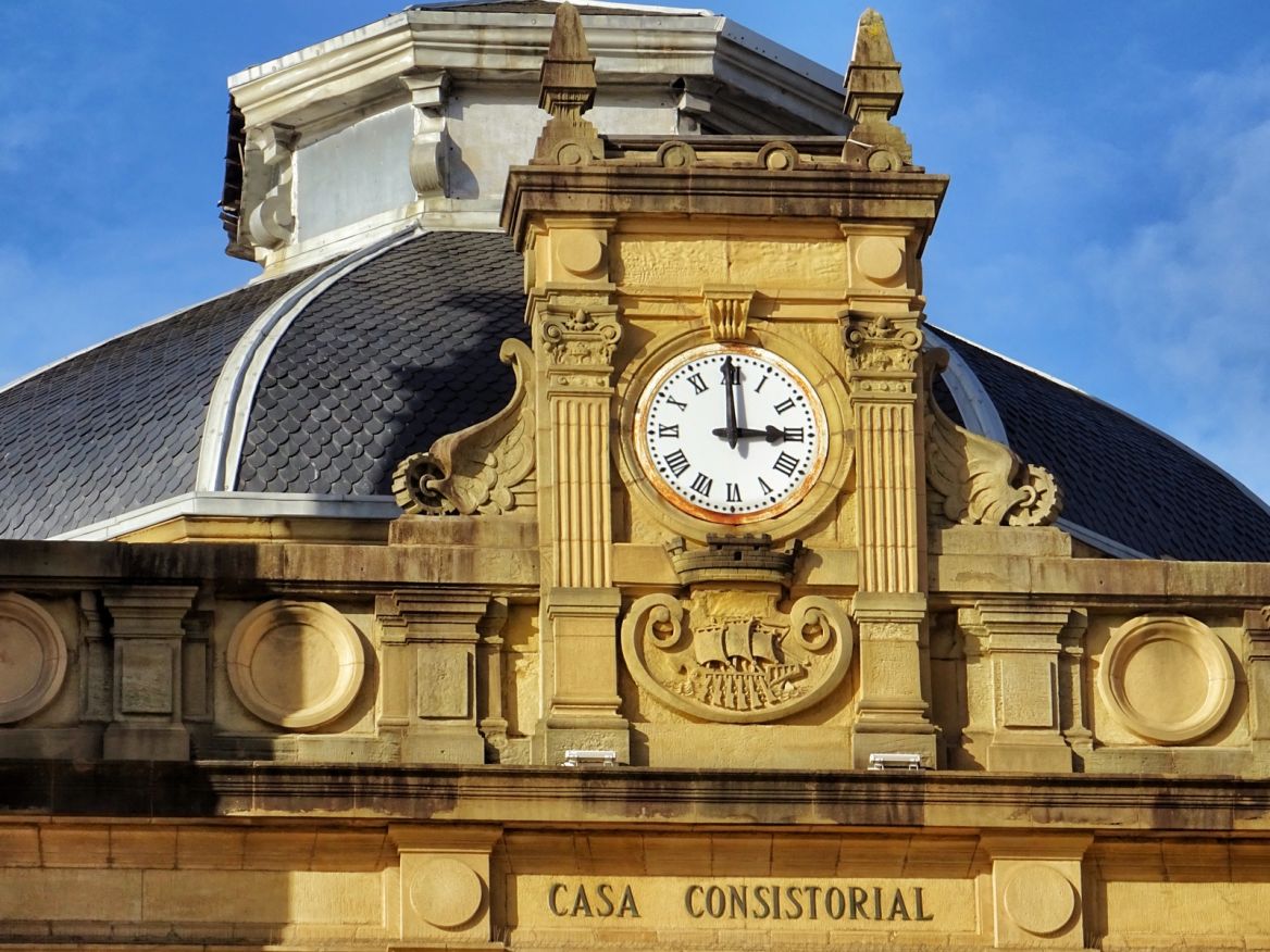 bâtiments aux pierres dorées