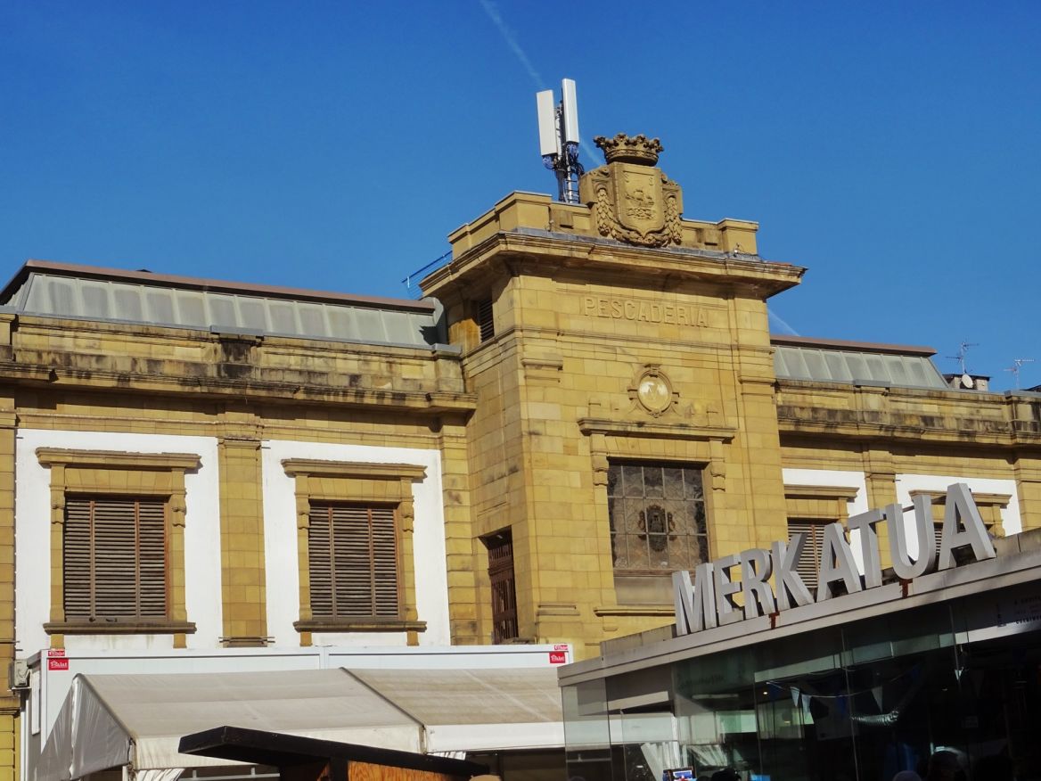 bâtiments aux pierres dorées