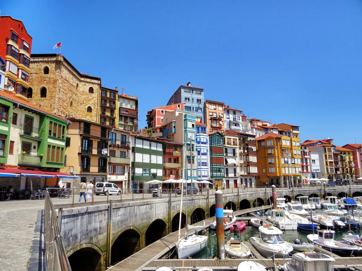 Le port et la Torre Ercilla au second