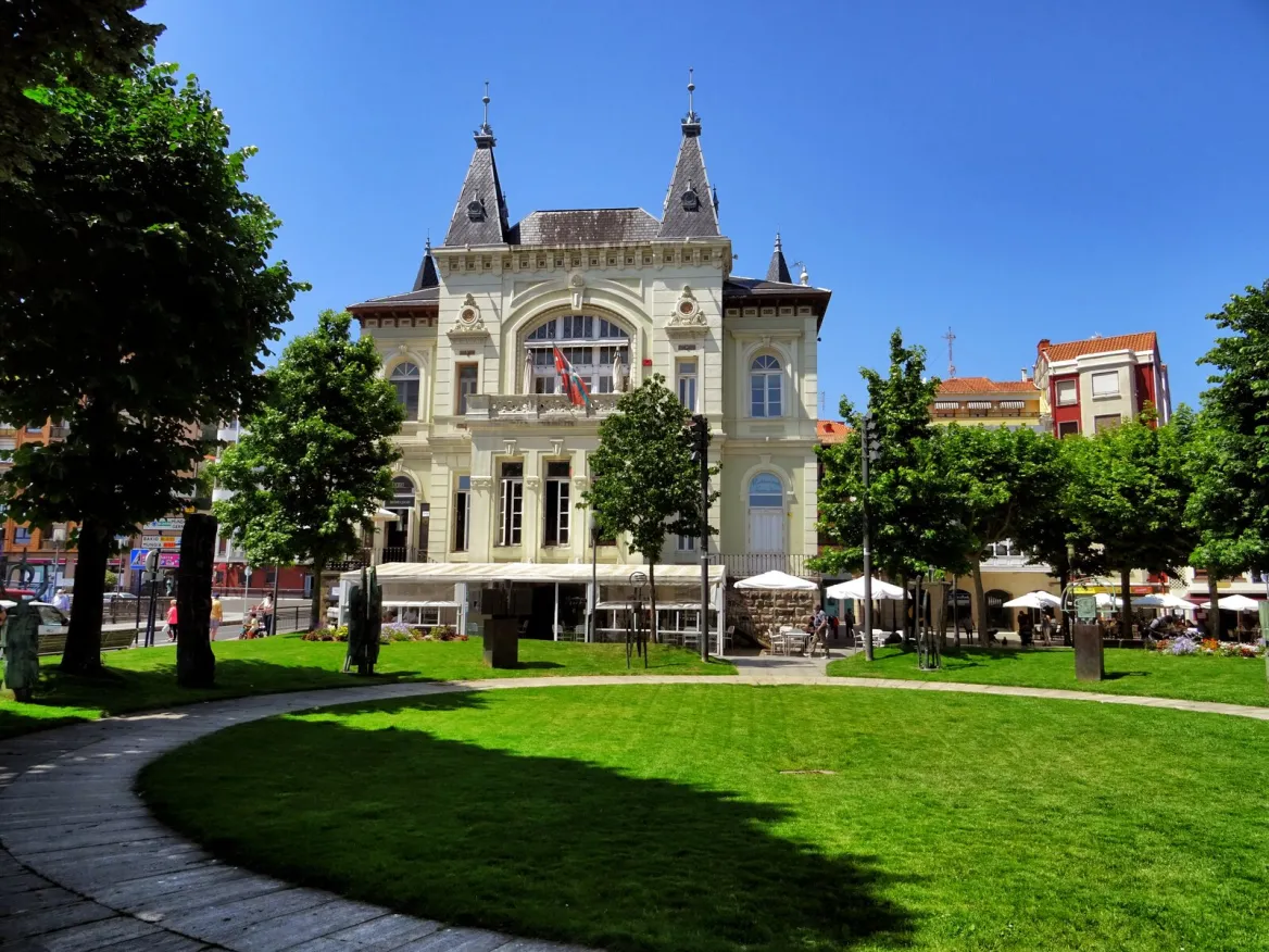Le casino de Berméo dominant la place Lamera