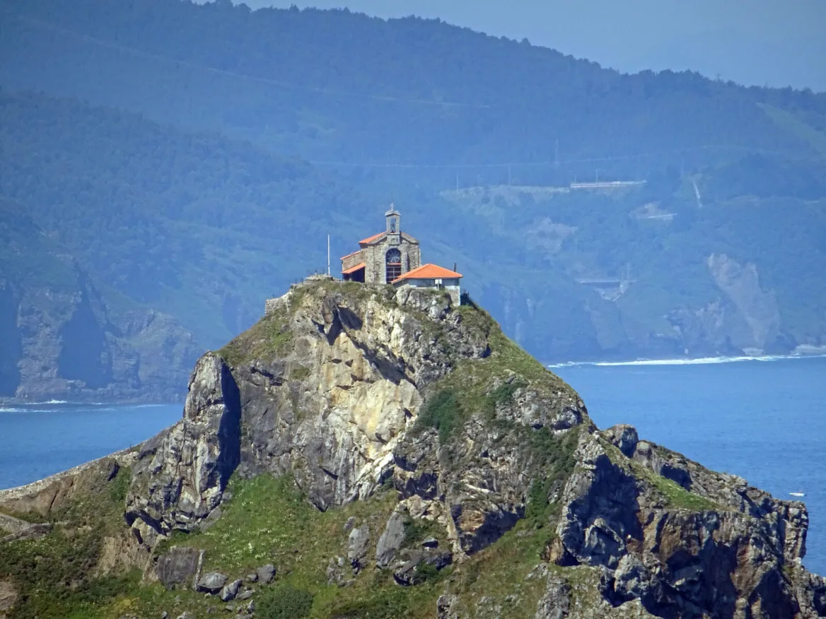 La chapelle, unique bâtiment de Gaztelugatxe