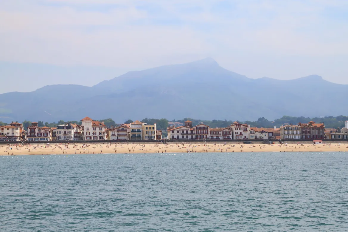 Retour dans la baie de Saint-Jean-de-Luz, avec une vue sur la plage