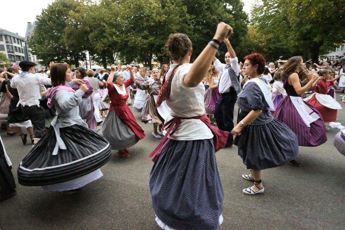 7 reasons to visit Zarautz, a surprising town by the Cantabrian Sea ...