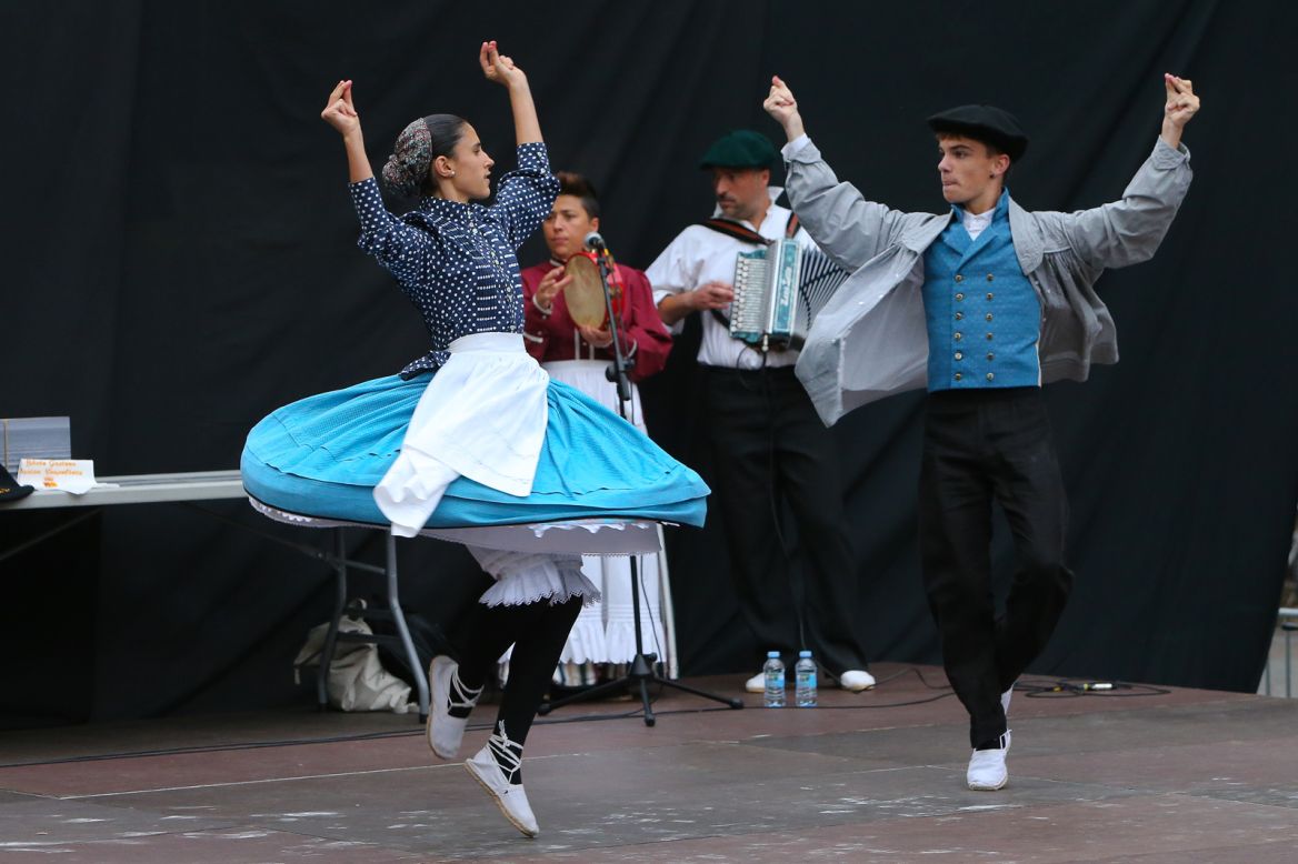 Basque Party 7 reasons to visit Zarautz, a surprising town by the Cantabrian Sea ...
