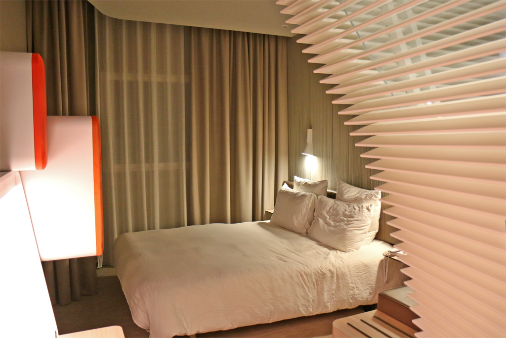 Chambre et lit Hôtel OKKO Bayonne