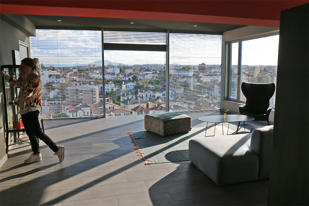 Salon avec vue sur Bayonne Hôtel OKKO