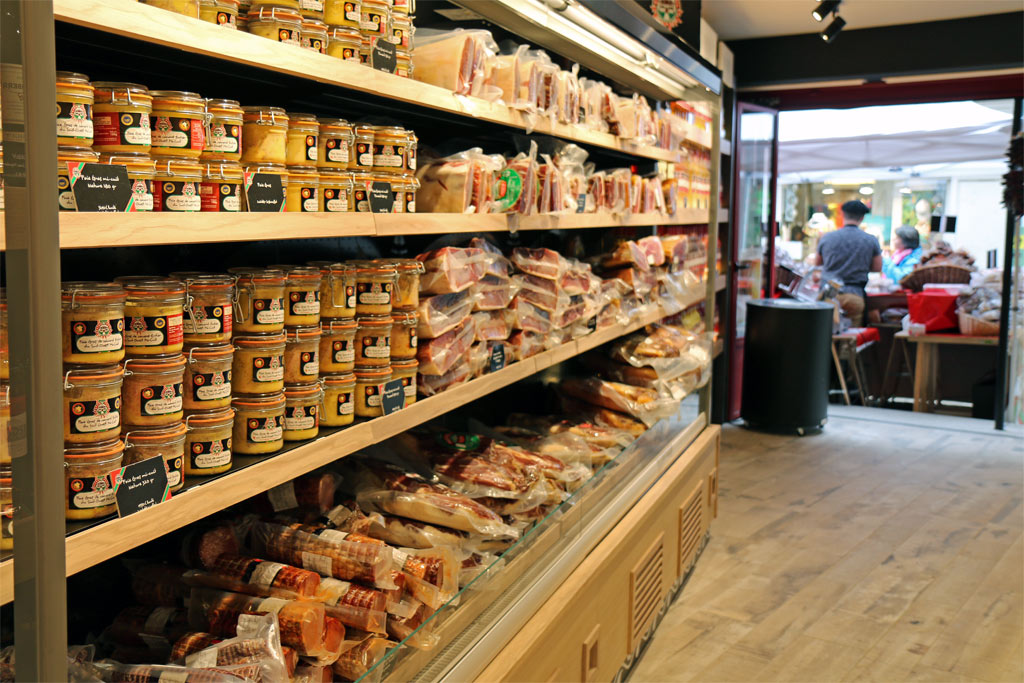 Jambons et autres salaisons au magasin Etxe Peio Bayonne