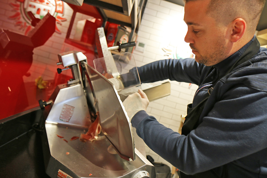 Découpe de jambon Etxe Peio Bayonne