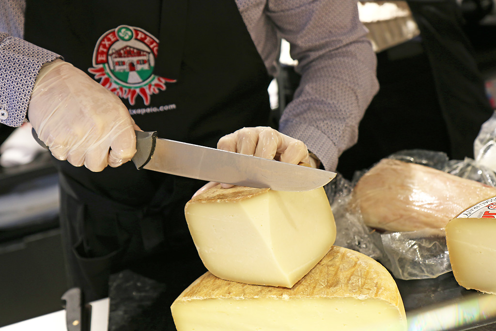 Découpe de fromage Etxe Peio Bayonne