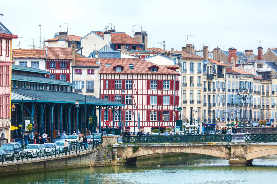 The market halls of Bayonne on the left, on the banks of the Nive