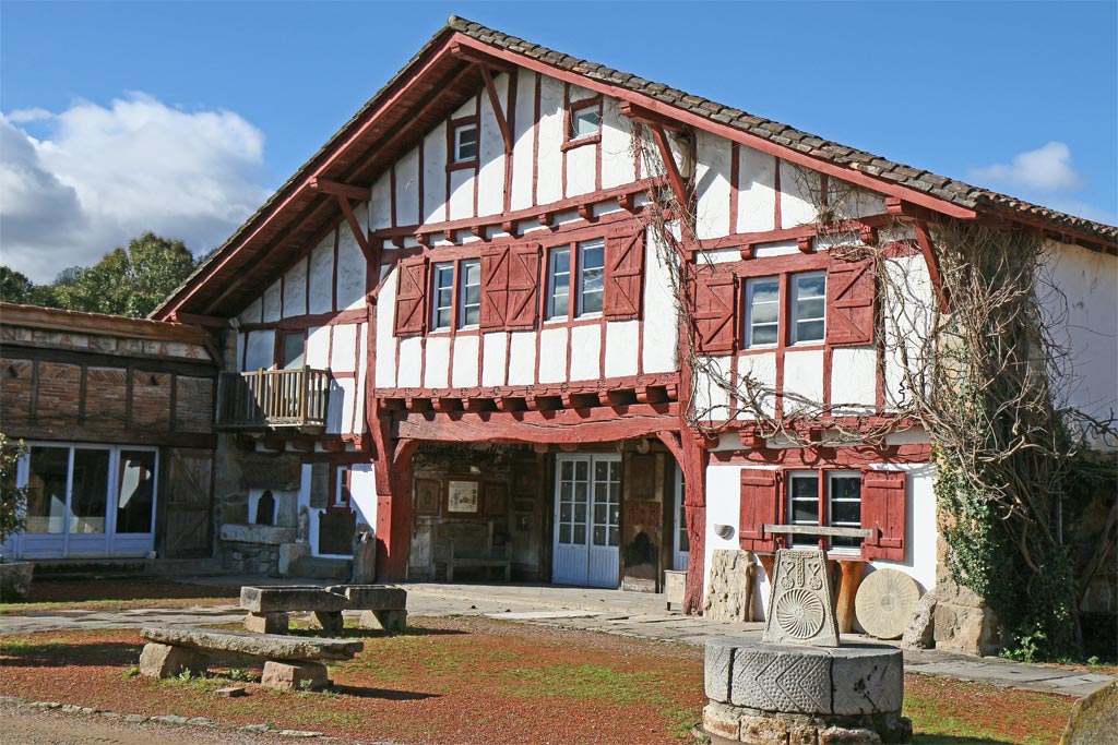 Une maison à pan de bois rouge