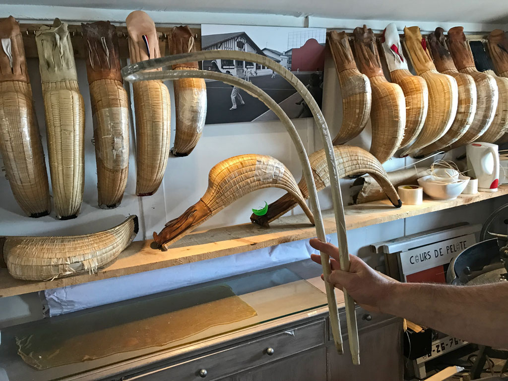 Le bois de la structure est cintré, pour lui donner sa forme caractéristique
