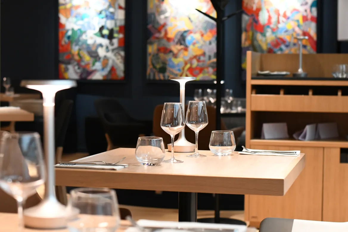 Koegui hotel design table
