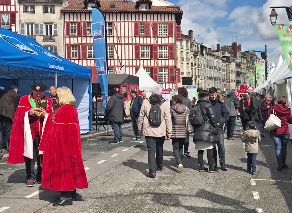 Adjacent to the market halls, there are tasting and sales stands