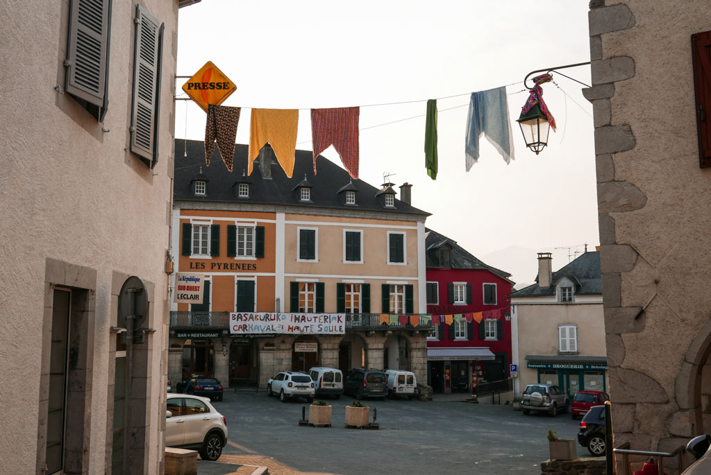 Les décorations du carnaval sur la place de Tardets-Sorholus