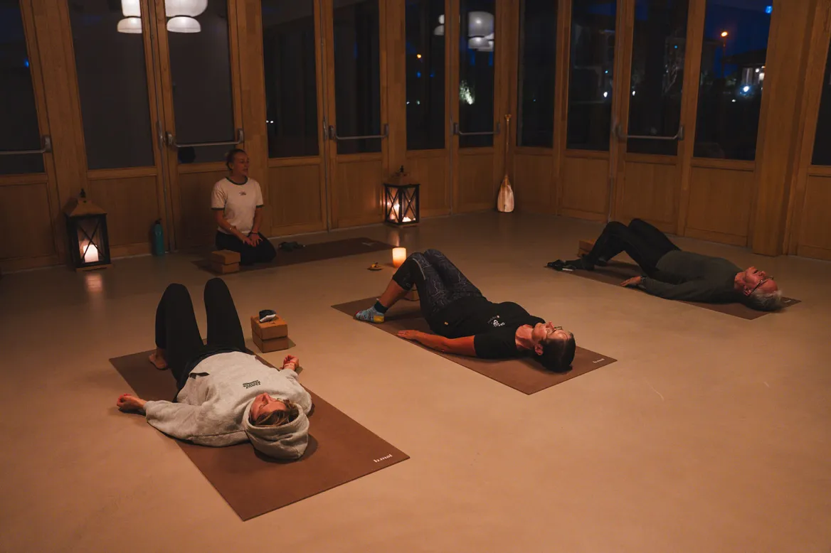 Yoga sobre grava