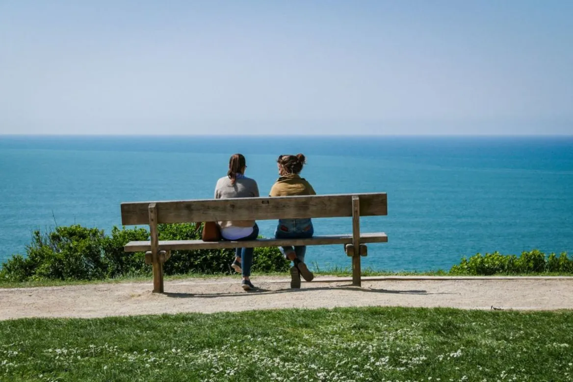 Frappez la balle lors d'une partie de Cesta Punta. La pelote basque est un beau sport et la fabrication de la chistera, tout un art ! Nous vous avons concocté un article sur le sujet. A Bidart, vous pouvez même prendre des cours dans une ambiance conviviale avec Ona Pilota !