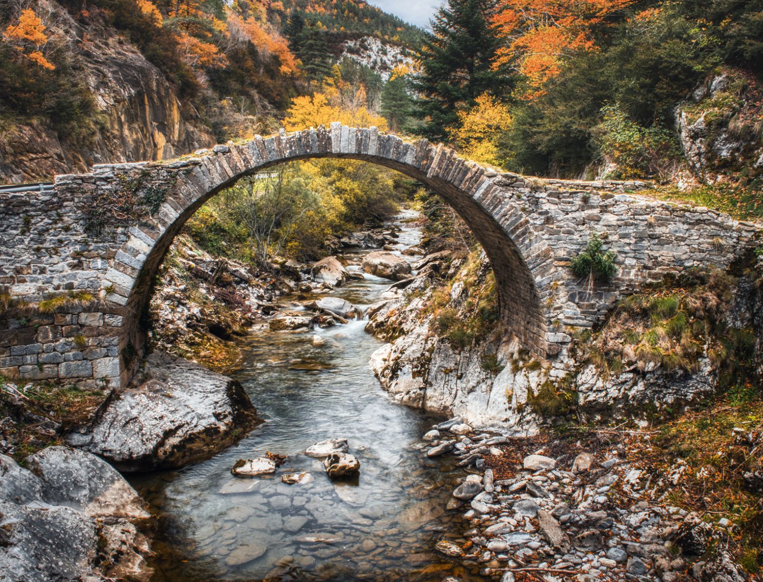 The Roman Bridge of Isaba © AdobeStock_ruthlaguna