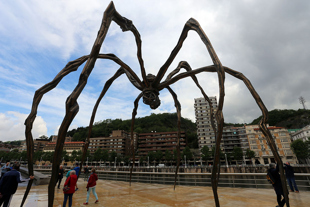 The spider in front of the Guggenheim Museum